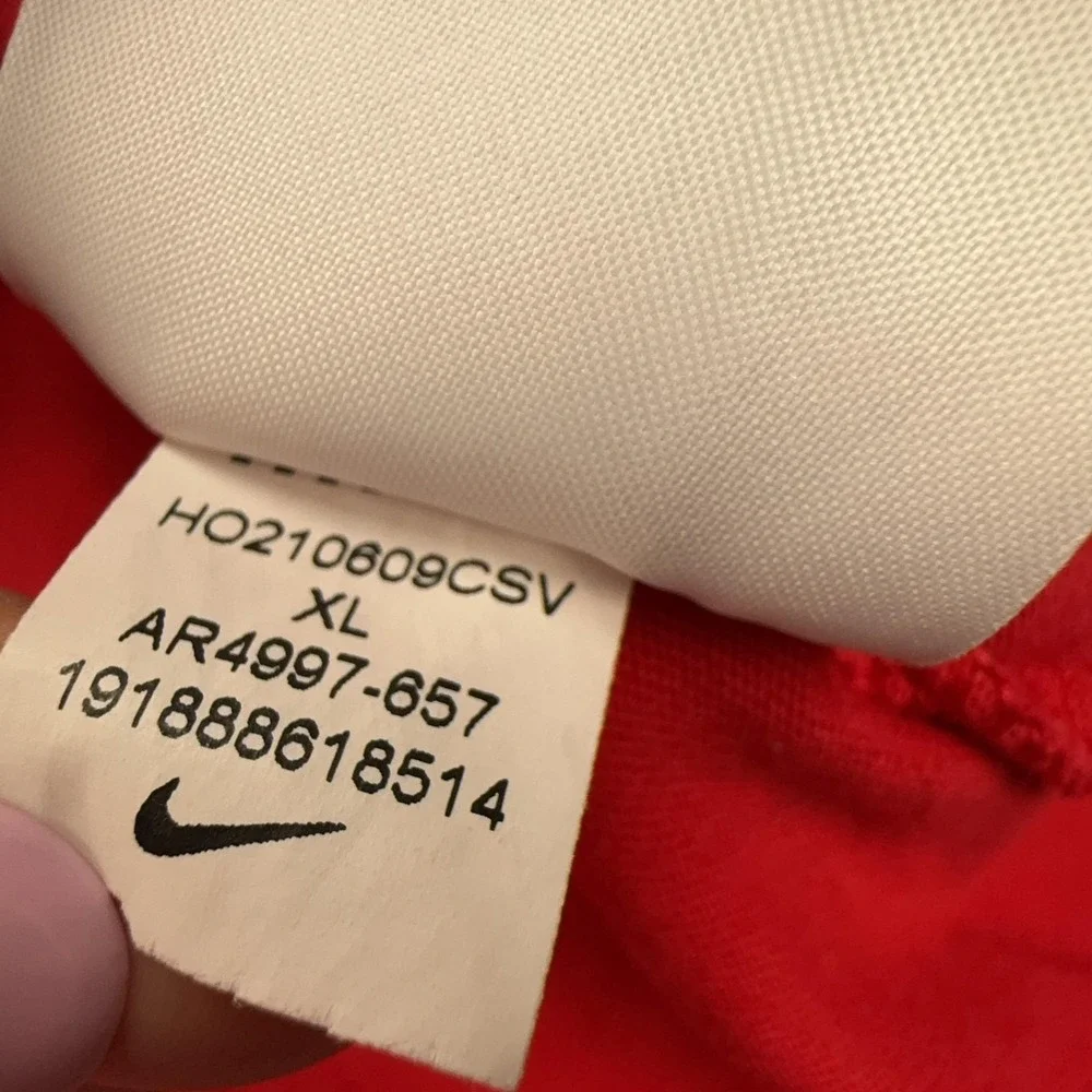 Nike Shirt Mens XL Red Crewneck Small Swoosh Logo The Nike Tee Tagless Casual